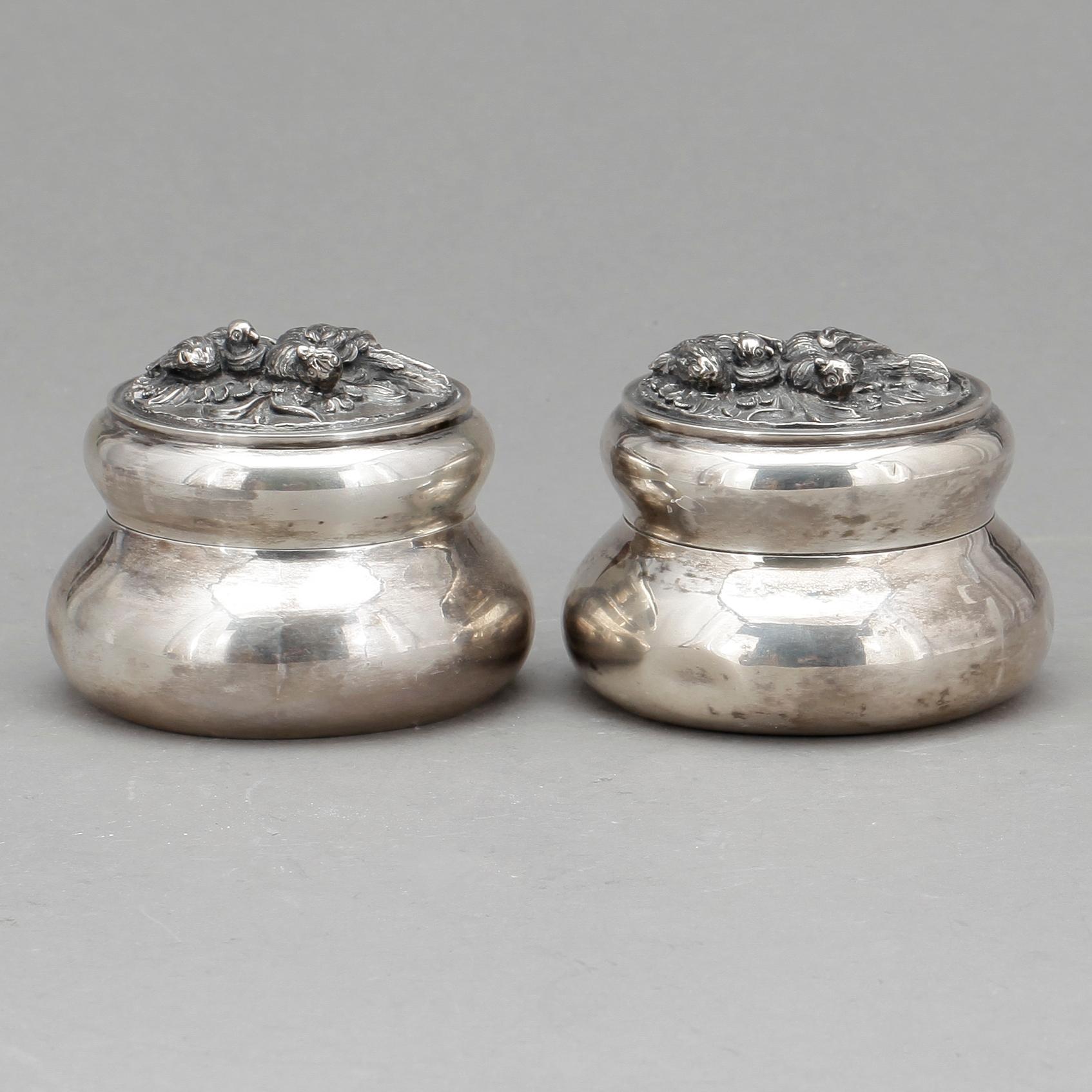 DOSOR, ett par, silver, nyrokoko, Pehr Fredrik Palmgren, Stockholm, 1861. Vikt ca 217 gram.