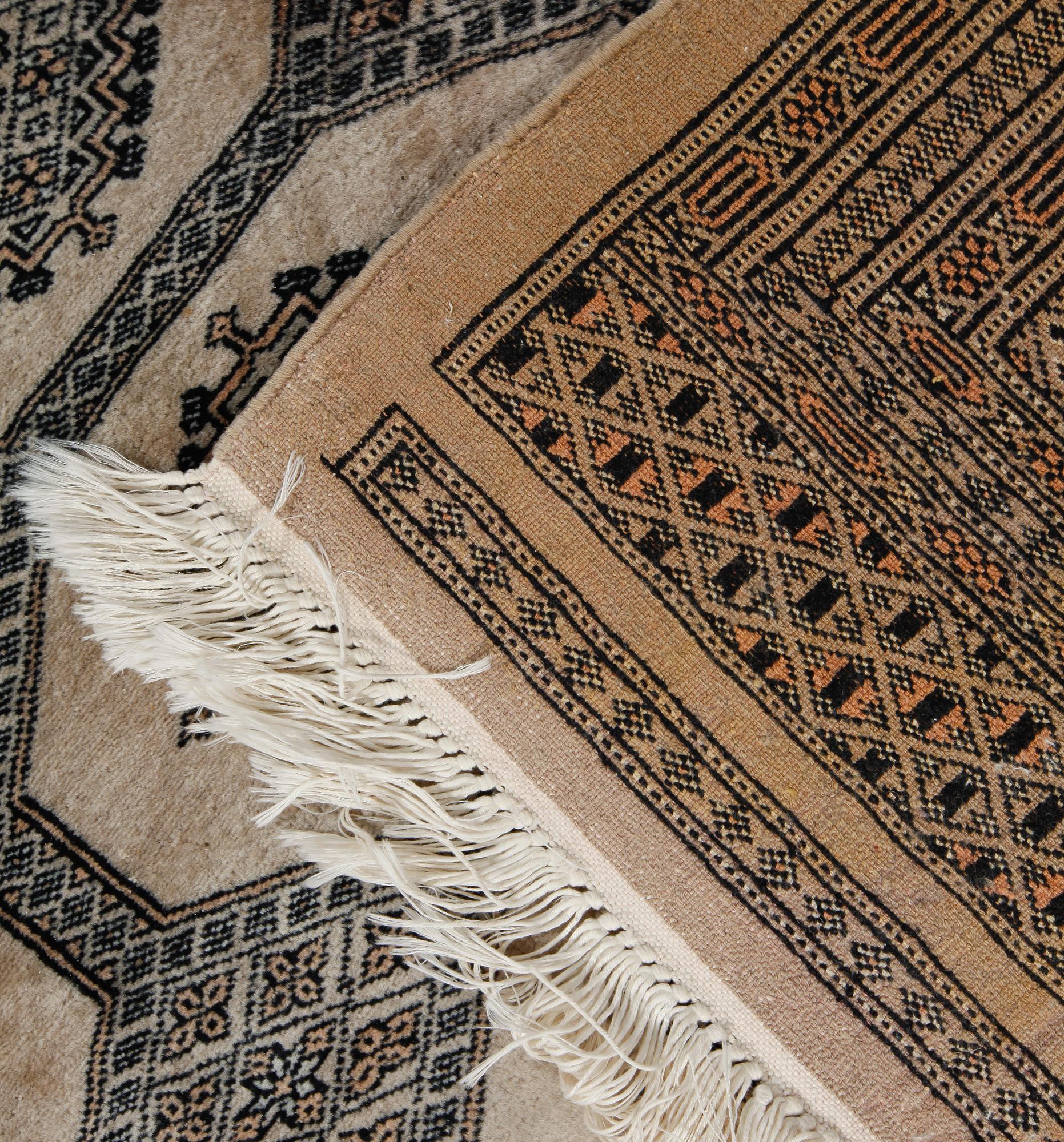 MATTA, Bocchara, Pakistan, signerad, 1900-talets senare del, ca 232 x 176 cm.