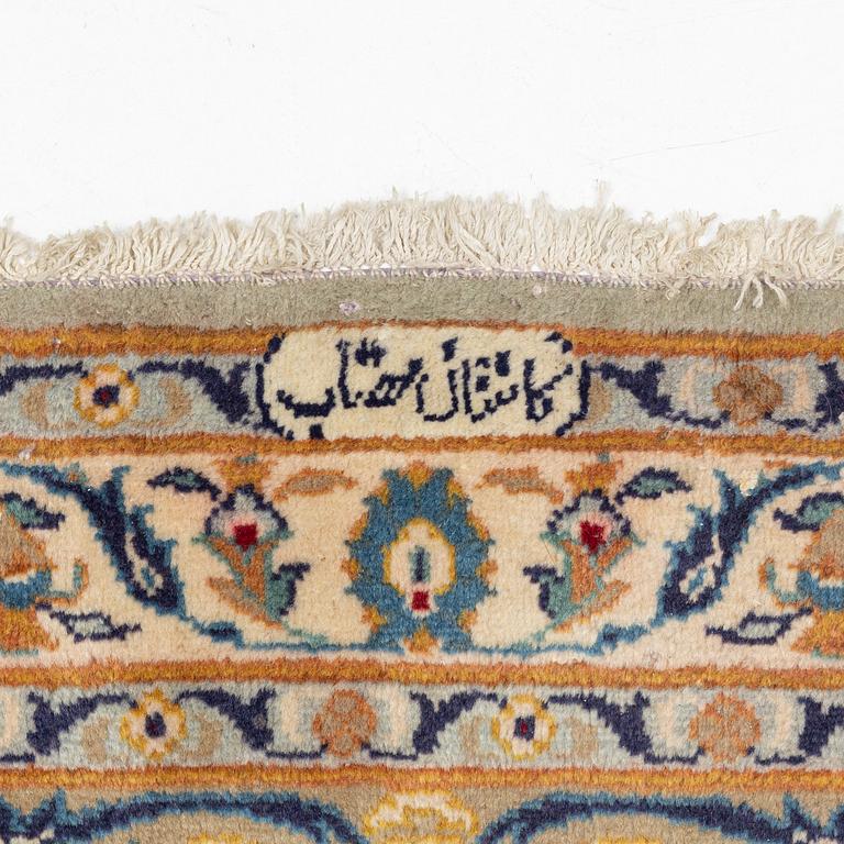 A signed Kashan, carpet ca 450 x 335 cm.