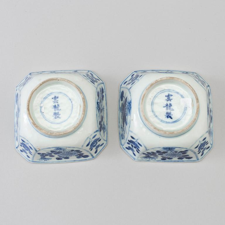 A pair of blue and white porcelain bowls, Qing dynasty, 19th century.