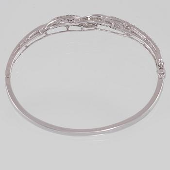 ARMRING, 18K vitguld med briljant och baguettslipade diamanter 1.08 ct. Vikt 12,3 gram.