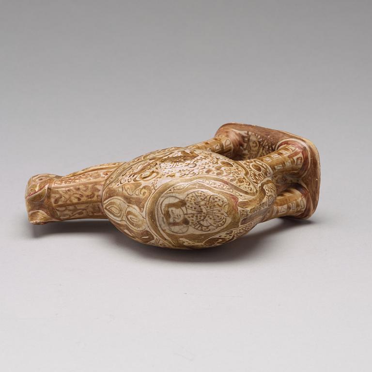 FIGURIN, DROMEDAR, lergods med lysterdekor, höjd ca 17 cm, Persien/Iran 1100-1200-tal.