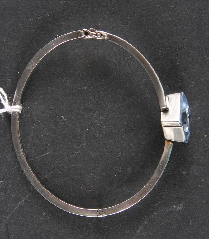 ARMRING. Stigbert, silver 1944, med syntetisk spinell.