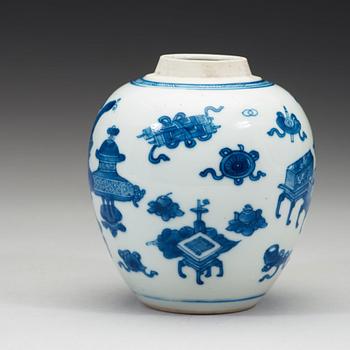 A blue and white jar, Qing dynasty, Kangxi (1662-1722).