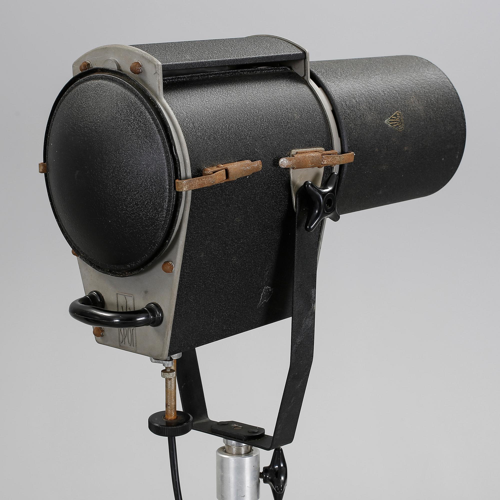 STUDIOSTRÅLKASTARE OCH STRÅLKASTARE PÅ FOT, 1940-50-tal.