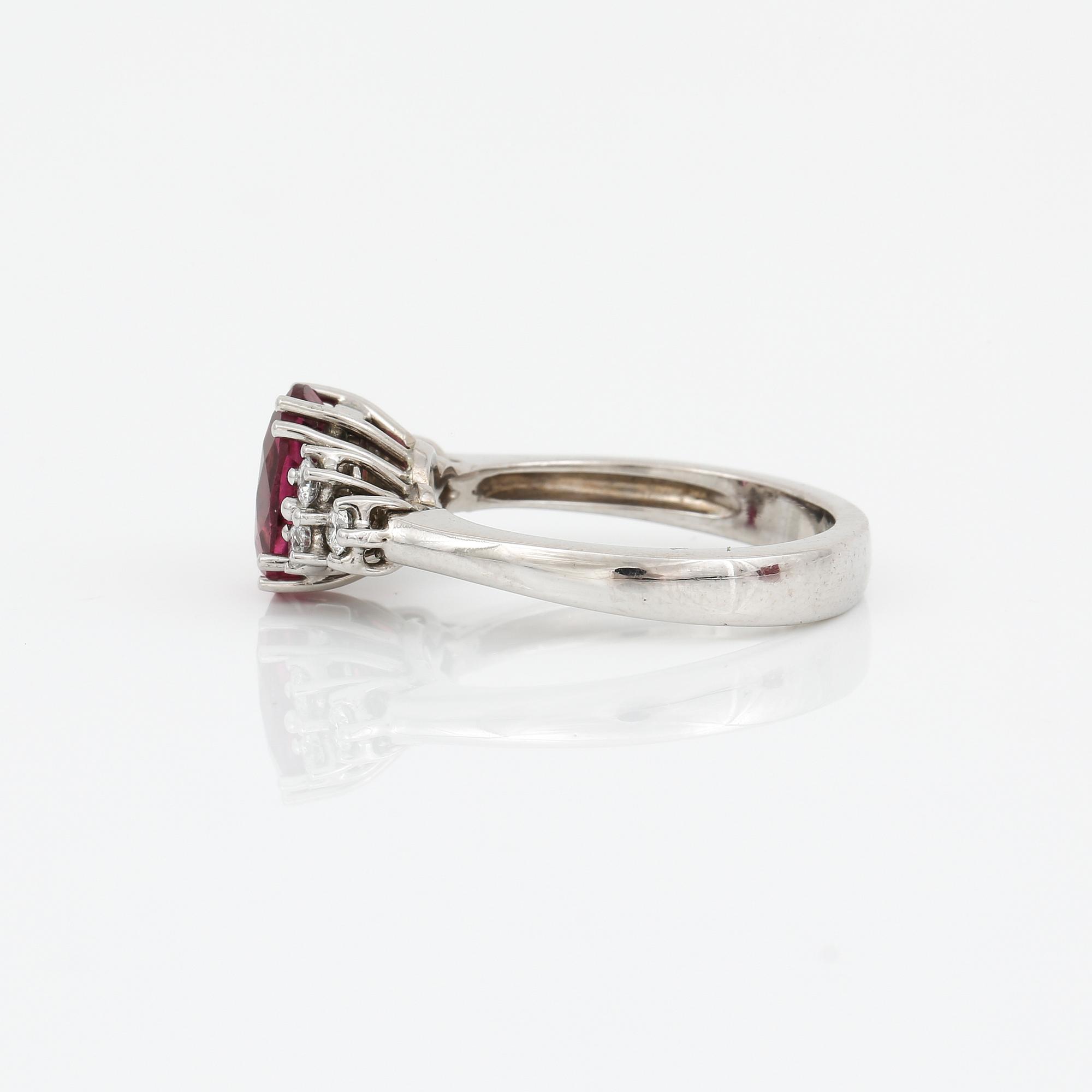 RING, 18K vitguld med rosa turmalin 1,70 ct och briljantslipade diamanter tot ca 0,26 ct. Vikt 6 gram.