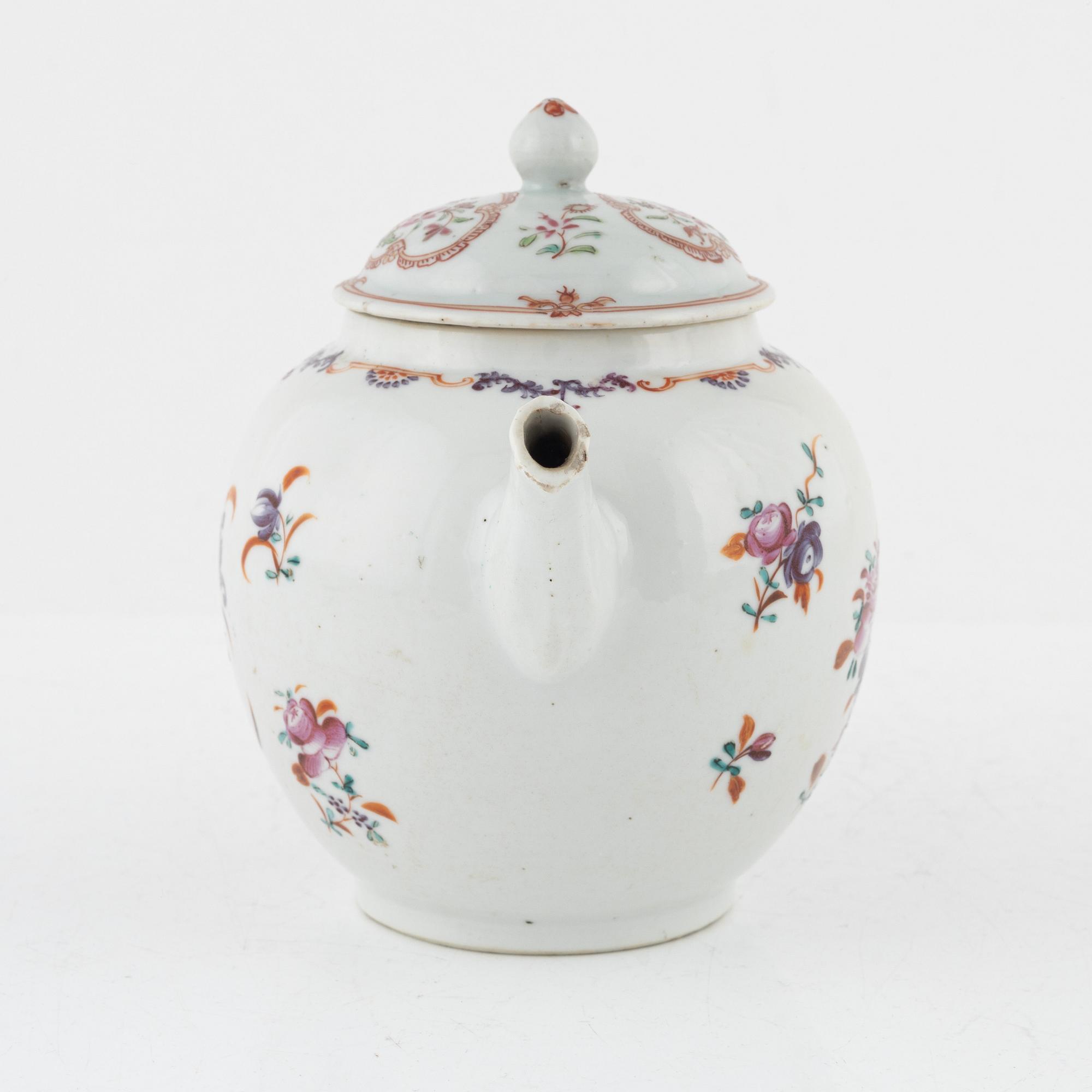 A Chinese Famille Rose teapot, Qing dynasty, Qianlong (1736-95).