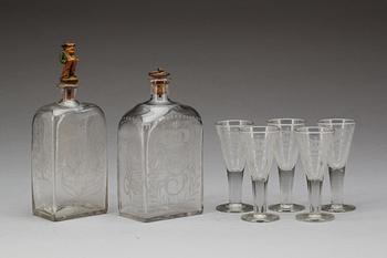 SNAPSGLAS, 5 st och KARAFFER, 2 st, glas. Omkring 1800 samt omkring 1900.