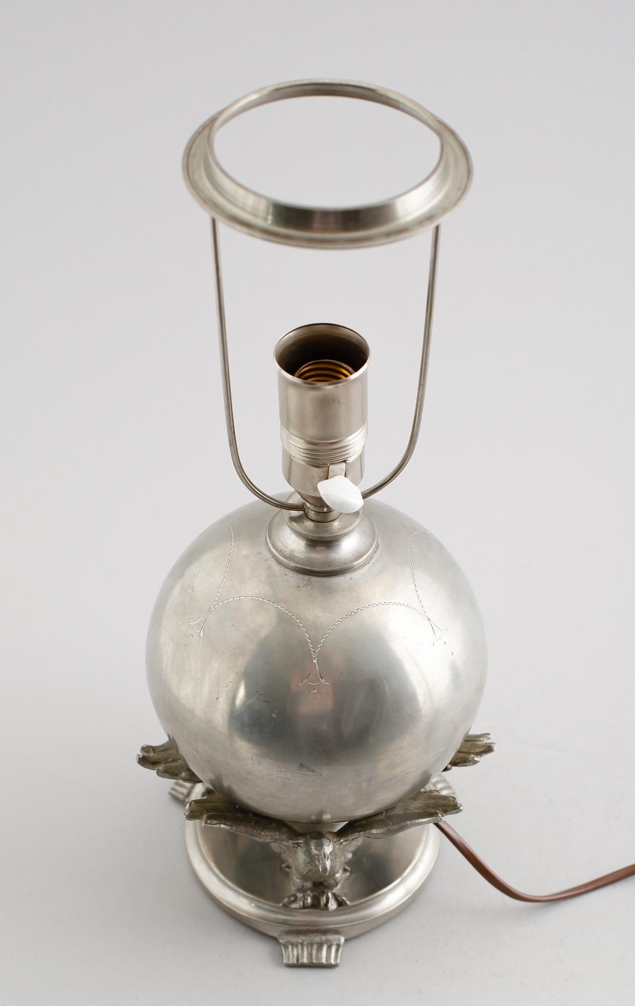 BORDSLAMPA, tenn, 1900-talets första hälft.