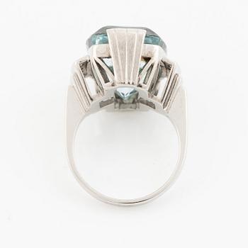 Cocktailring  18K vitguld med akvamarin och runda briljantslipade diamanter.