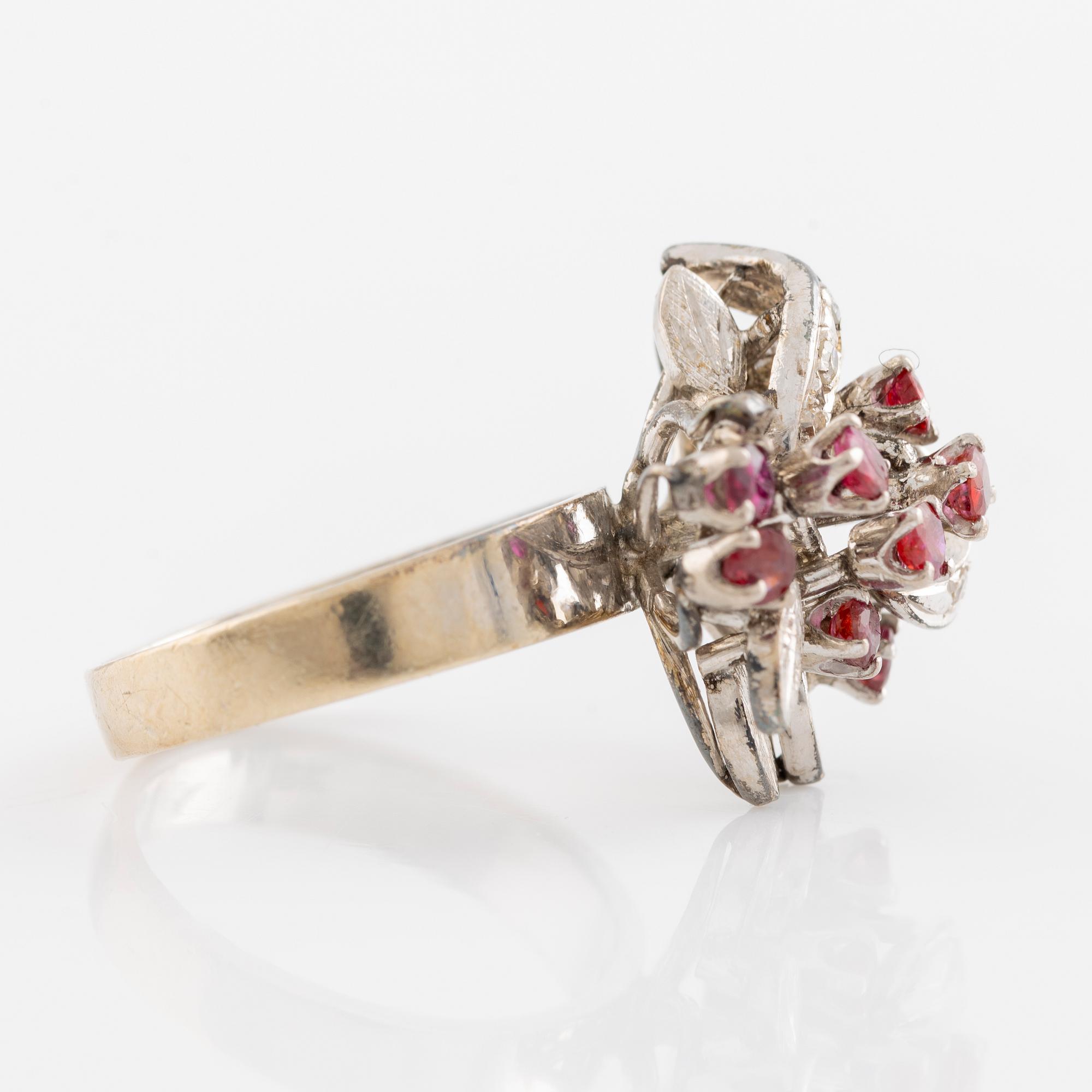Ring vitguld med rubiner och små briljantslipade diamanter.