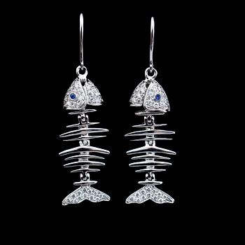 ÖRHÄNGEN, 1 par, 18K vitguld, diamanter tot ca 0.40 ct, mindre safirer.