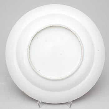 TALLRIKAR samt SKÅLFAT, 3 delar, porslin, Kanton, Kina, 1800-tal.