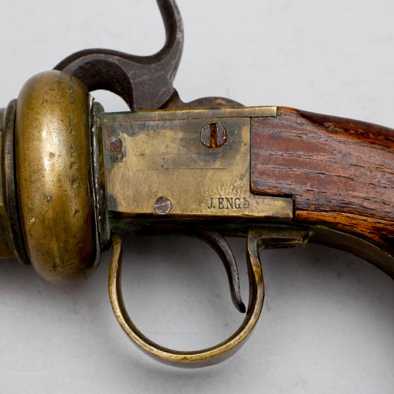SLAGLÅSREVOLVER. Signerad Johan Engholm Ödestugu, 1800-tal.