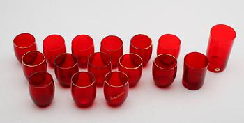 GLAS, 16 st (14+1+1), rött glas, Reijmyre.
