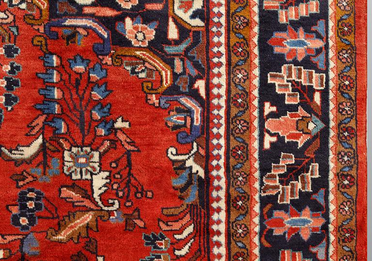 A Lilihan carpet, ca 301 x 232 cm.
