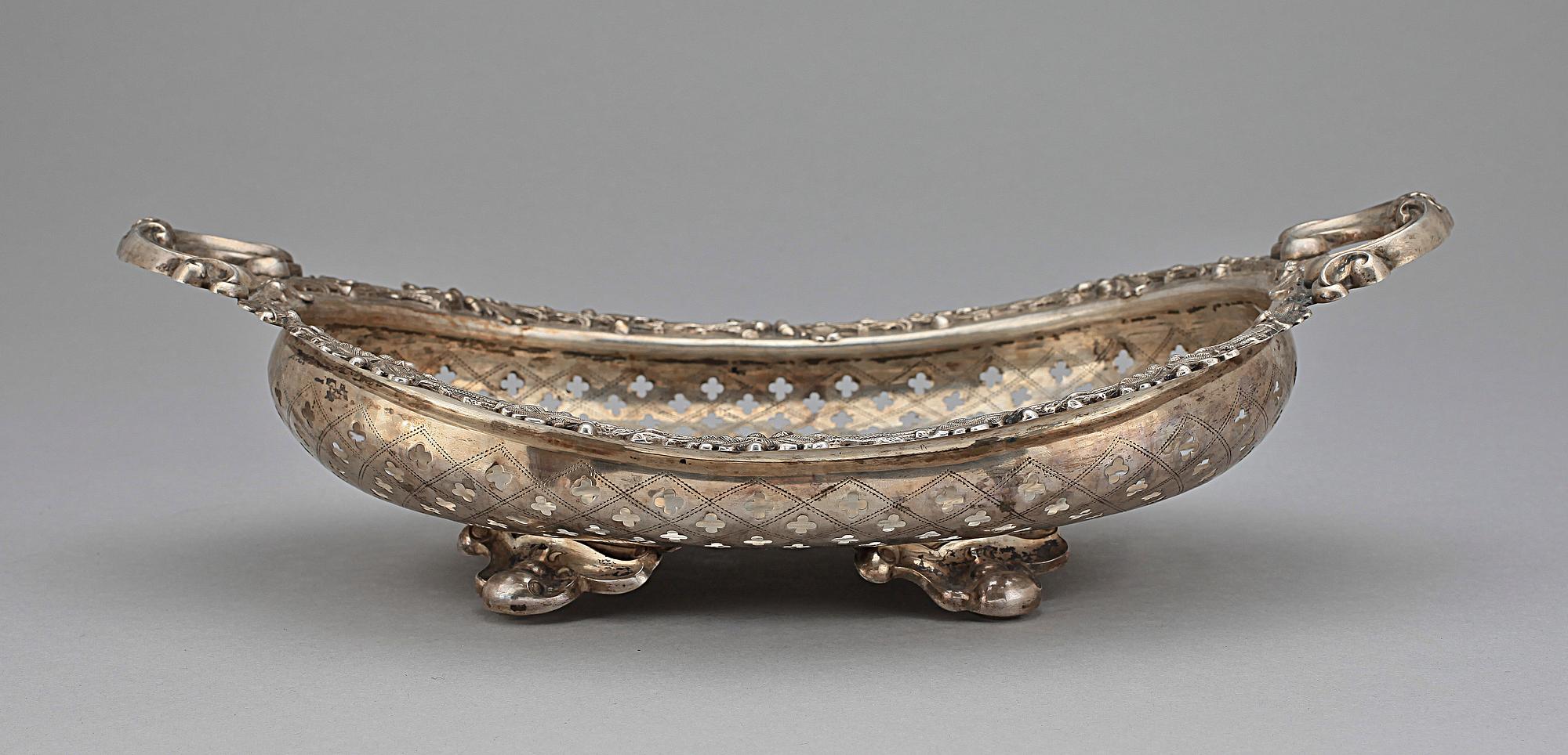 KORG MED HÄNKLAR, silver, 12 Löth, otydl stadsstpl, Tyskland, 1800-talets mitt till andra hälft. Vikt 386,2g.
