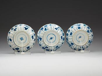 A set of three blue and white dishes with four-clawed dragons, Qing dynasty, Kangxi (1662-1722).