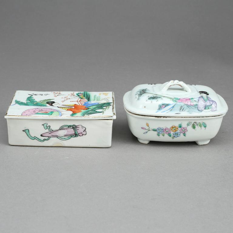 ASKAR MED LOCK, 2 st. Porslin, Kina. Republik.