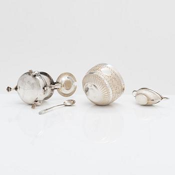 Parti bordssilver, 8 delar, sterlingsilver, England 1885-1909 och Edinburg 1807.