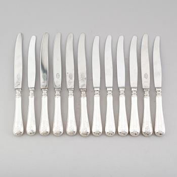 MATKNIVAR, 12 st snarlika, silver, modell franska liljan, bla 1906. Total vikt inkl blad 971 g.
