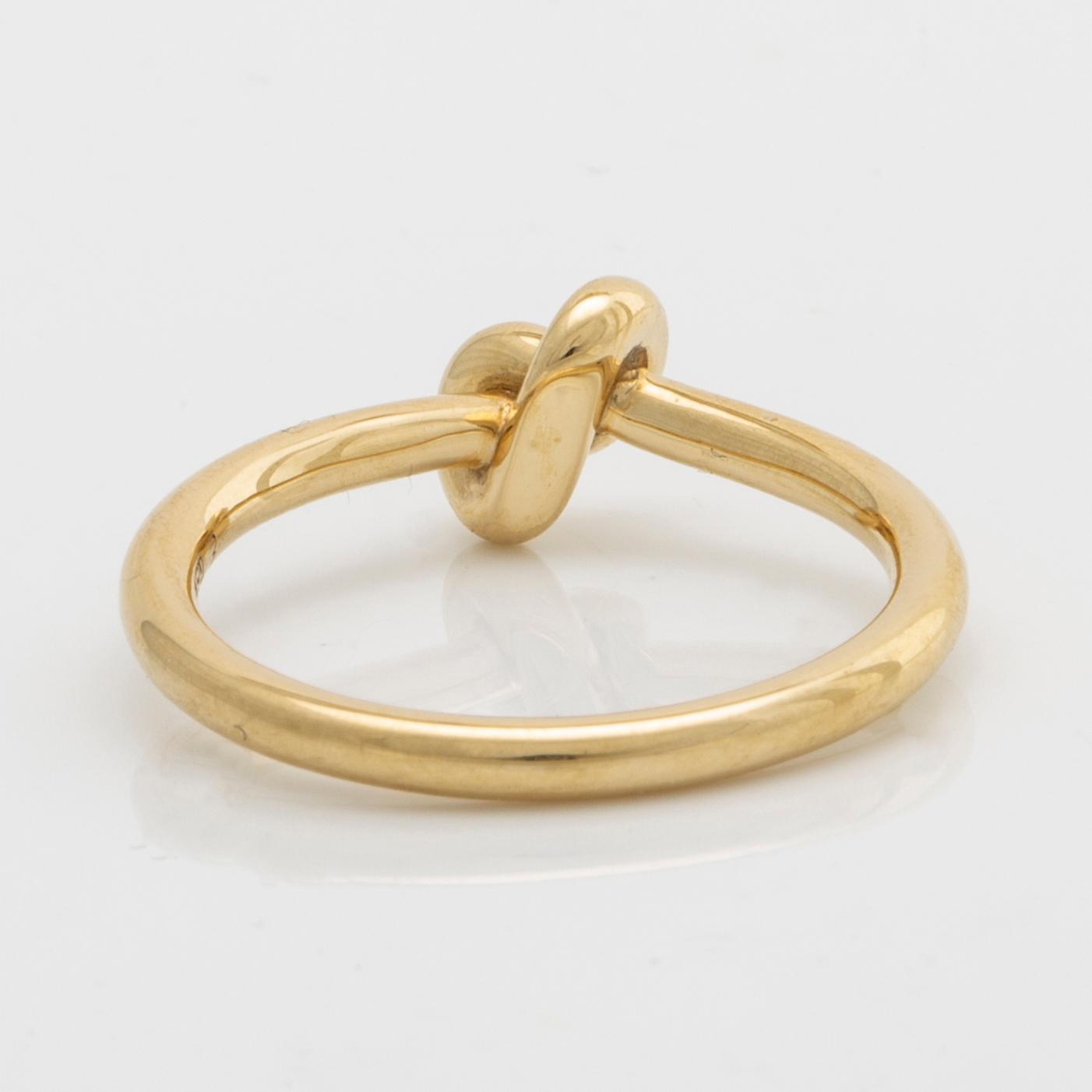 ENGELBERT ring 18K guld, Absolutely slim knot, 6,2 g, original etui och ask.