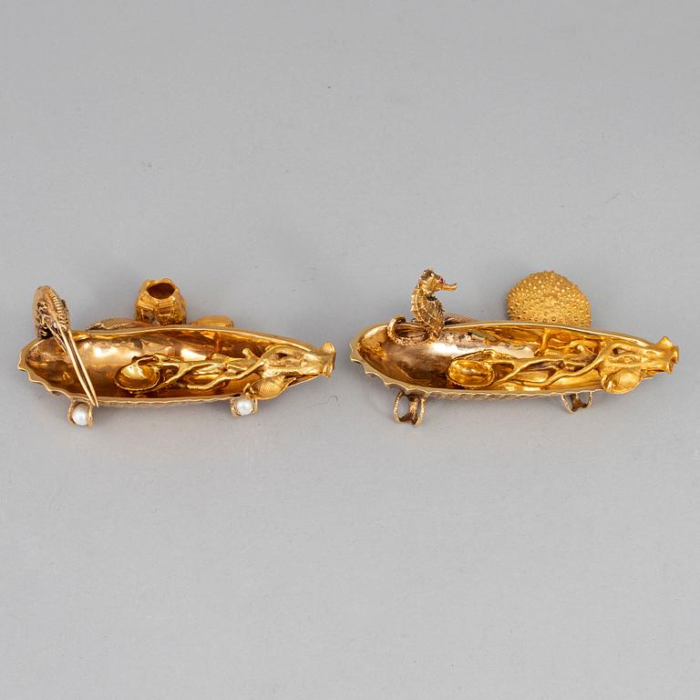 A pair of 14ct gold salt-cellars and spoons, unmarked.