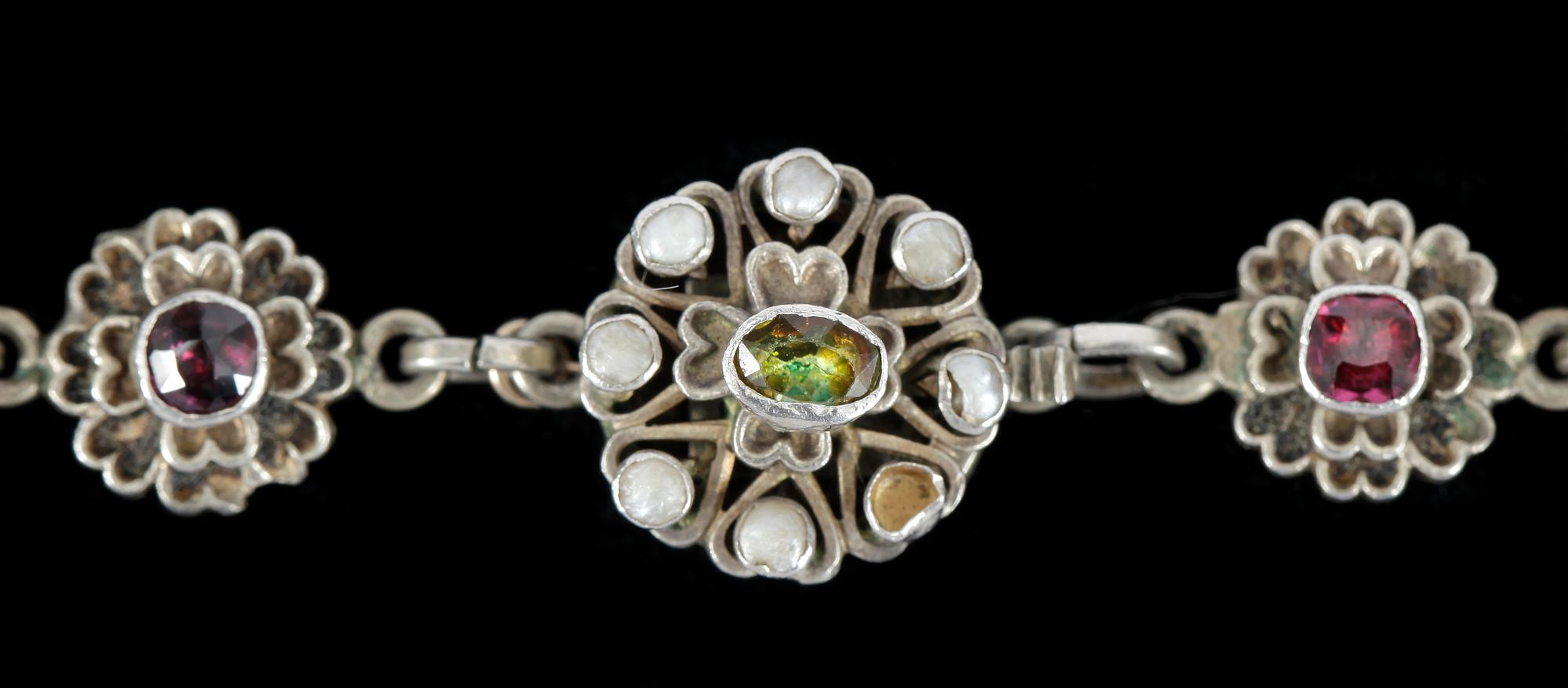 COLLIER, silver med färgade stenar, renässansstil, tidigt 1900-tal. Vikt 54g.