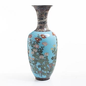 Vas, cloisonné på koppar, Japan, Meiji/Taishō, 1900-talets första del.