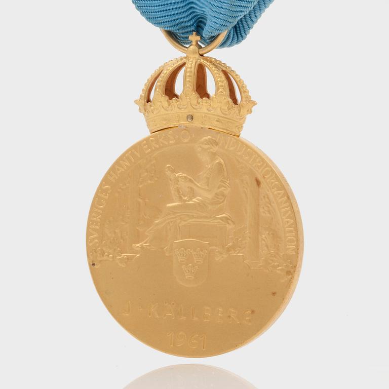 A Swedish royal gold medal from Sveriges hantverks o industriorganisation. 1961. Weight ca 28 grams. With original box.