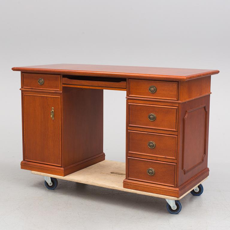 SKRIVBORD samt STOL, engelsk stil, 1970/80-tal.