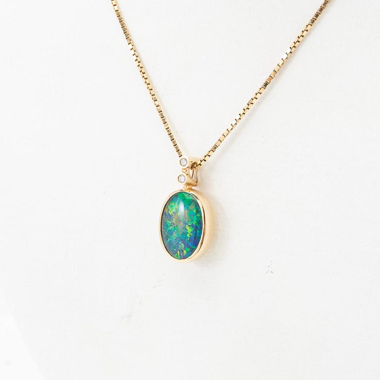 Ole Lynggaard, hängsmycke och kedja, 18k guld med opal och diamanter.