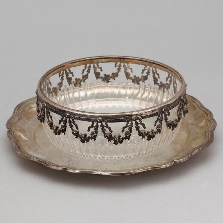 SKÅL samt FAT, glas resp silver, C G Hallberg, Stockholm, 1907/1918. Vikt 449 gram.