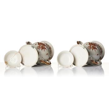 Vaser med lock, ett par, porslin. Qingdynastin, Jiaqing (1796-1820).