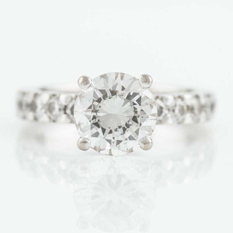 Ring 18K vitguld med en rund briljantslipad diamant ca 1.75 ct.