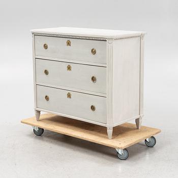 A painted Gustavian style chest of drawers. 20th Century.