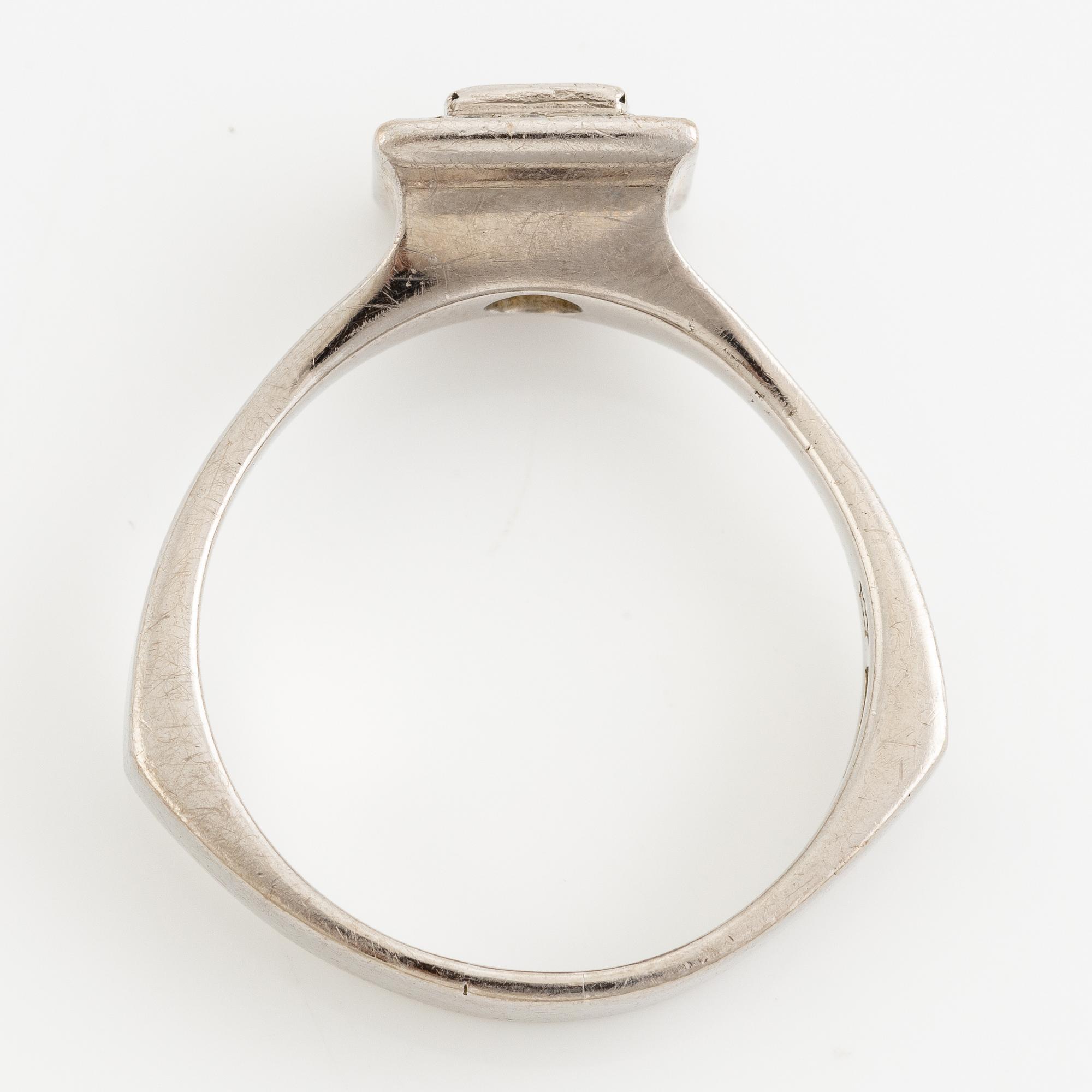 Ring, 18k white gold with a carré-cut ruby and brilliant-cut diamonds.