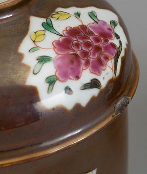 BURKAR, 2 st, porslin, Kina, 1800-tal.