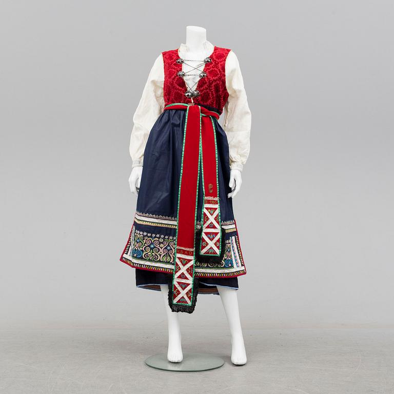 FOLKDRÄKT, 5 delar, Värend, 1900-talets andra hälft. Omkring storlek L.