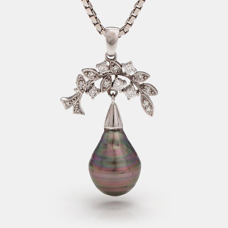 Halsband, 18K vitguld, odlad pärla och diamanter ca 0.32 ct tot.