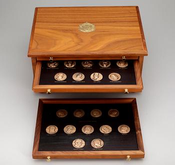 MEDALJER med tillhörande SCHATULL, 54 st, brons, Svenska Monarker, 1900-talets slut.