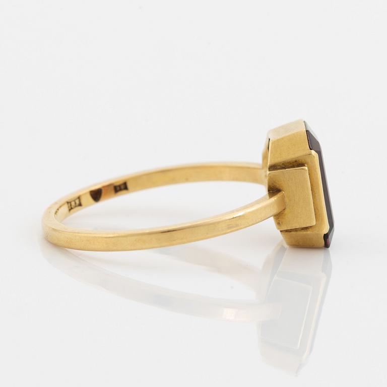 Wiwen Nilsson, Ring, 18K guld med fasettslipad röd sten, Lund 1940.