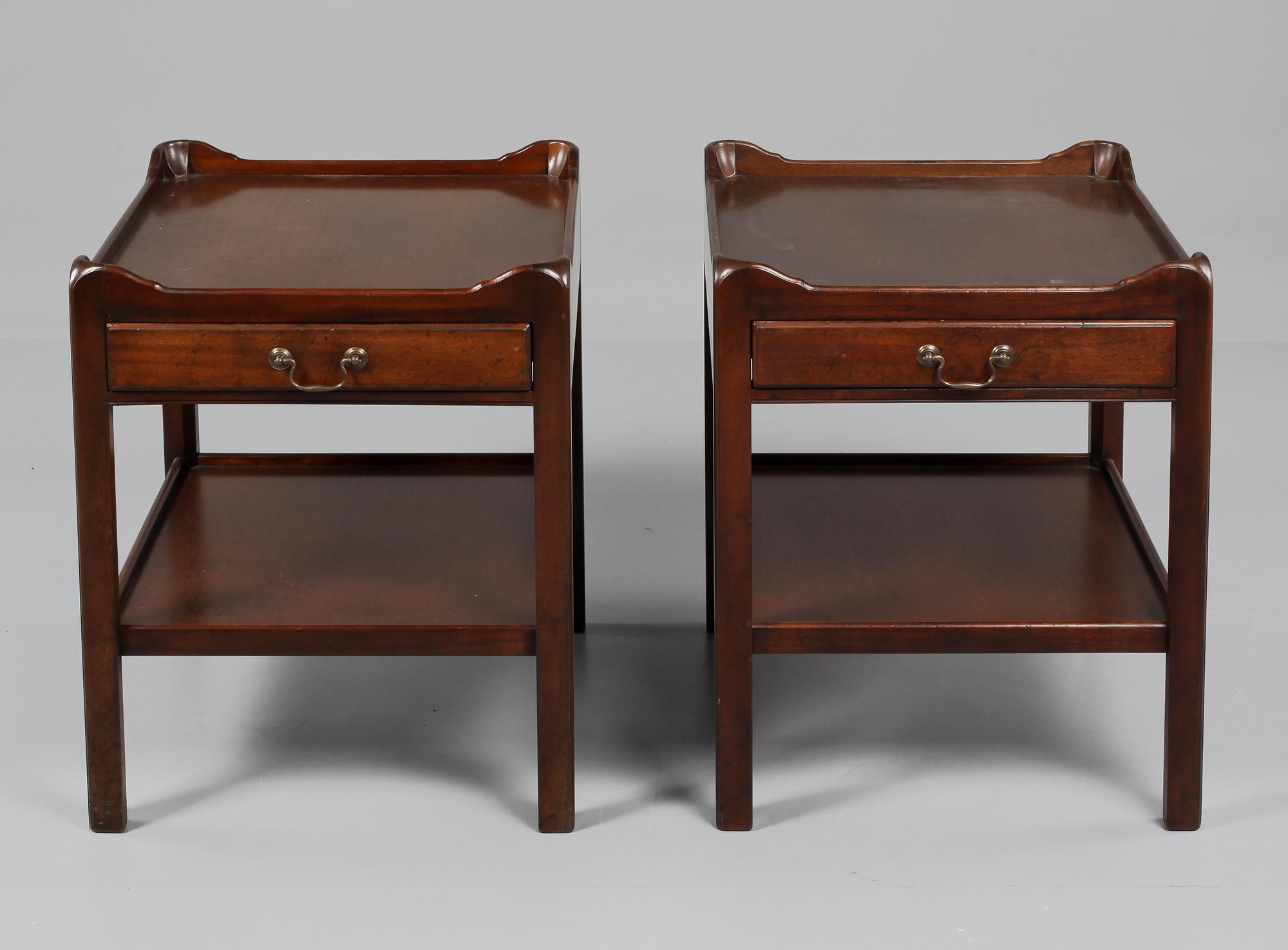 SIDOBORD, ett par, engelsk stil, 1900-talets andra hälft.