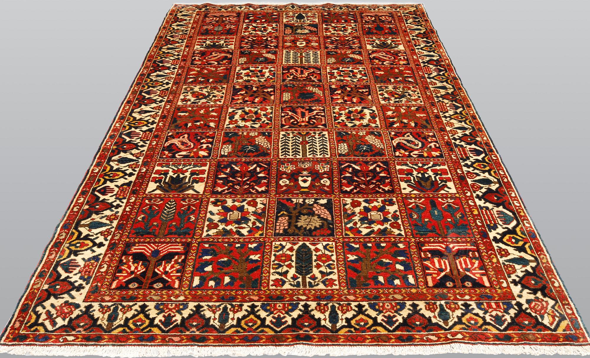 A Baktiari carpet, approx. 313 x 170 cm.