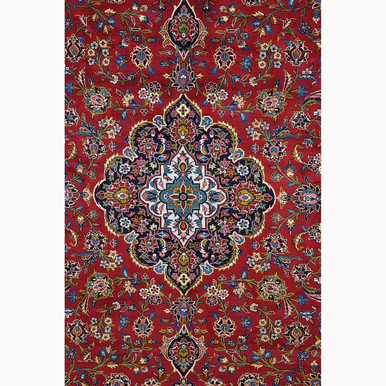 A signed Kashan carpet, ca 418 x 297 cm.