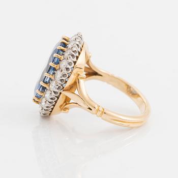 Ring 18K guld med en fasettslipad safir och runda briljantslipade diamanter.