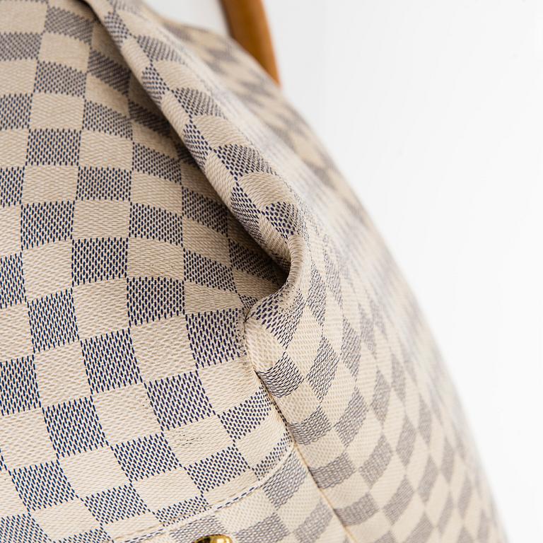 Louis Vuitton, an 'Artsy MM' handbag.