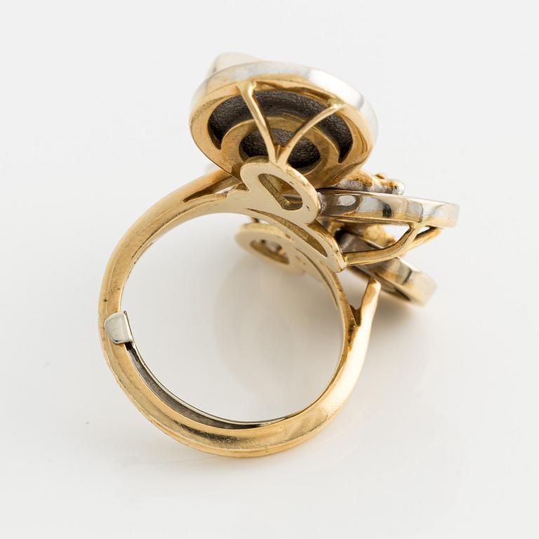 Ring and a pair of earrings 18K gold.