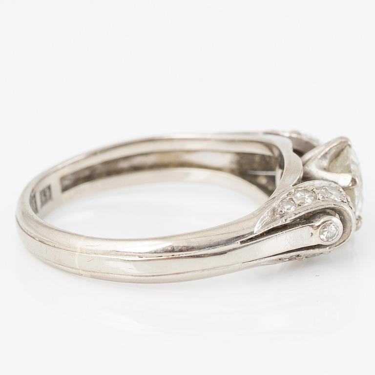 Ring, CG Hallberg, 18K guld med en rund briljantslipad diamant och åttkantslipade diamanter.