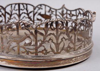 COASTERS, ett par, silver, London 1852-53.